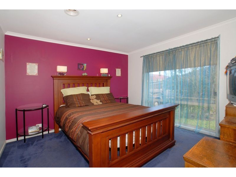 16 McGowan Drive, Skye VIC 3977