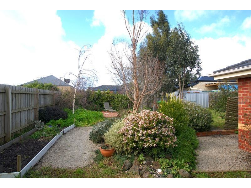 16 McGowan Drive, Skye VIC 3977