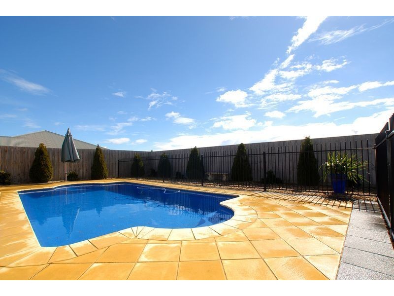 9 McGowan Drive, Skye VIC 3977