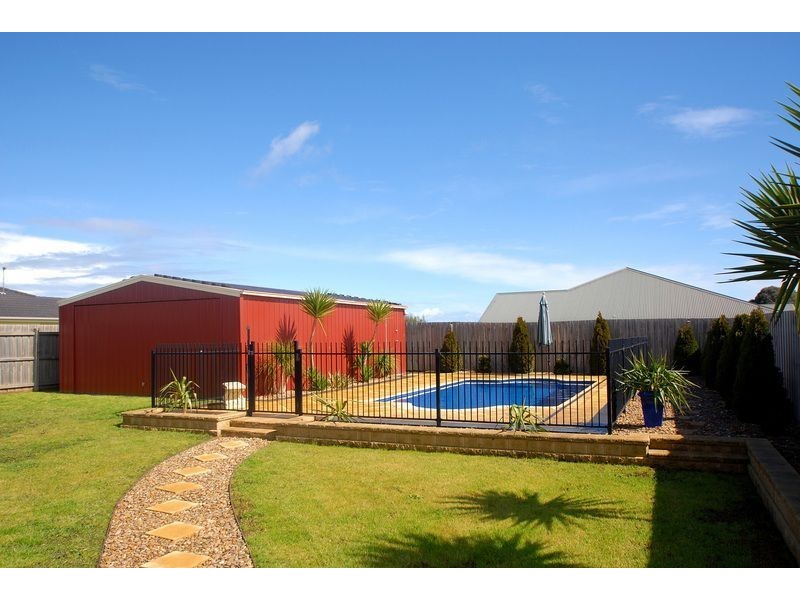 9 McGowan Drive, Skye VIC 3977