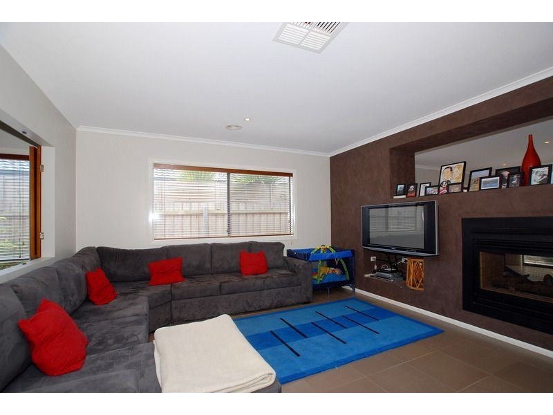 42 Edinburgh Drive, Skye VIC 3977