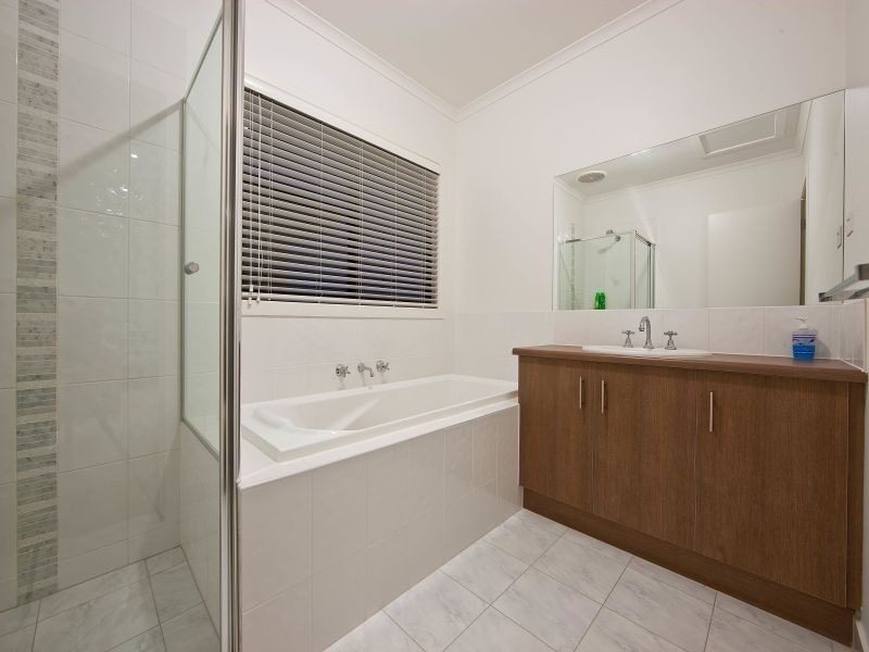 32 Lakeside Drive, Sandhurst VIC 3977