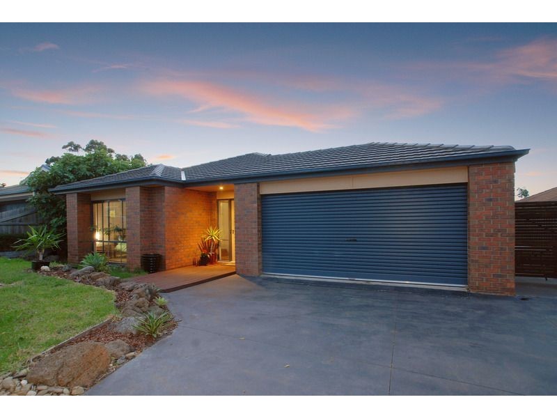 15 Windsor Grange Court, Skye VIC 3977