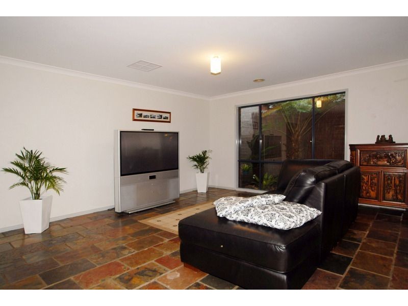 15 Windsor Grange Court, Skye VIC 3977