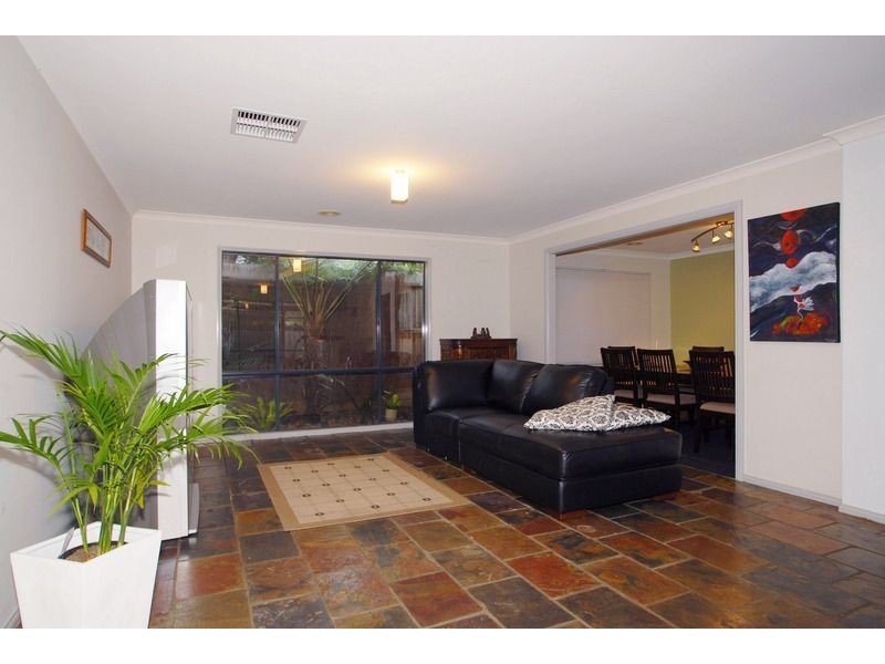 15 Windsor Grange Court, Skye VIC 3977