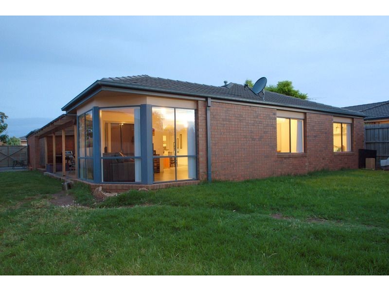 15 Windsor Grange Court, Skye VIC 3977