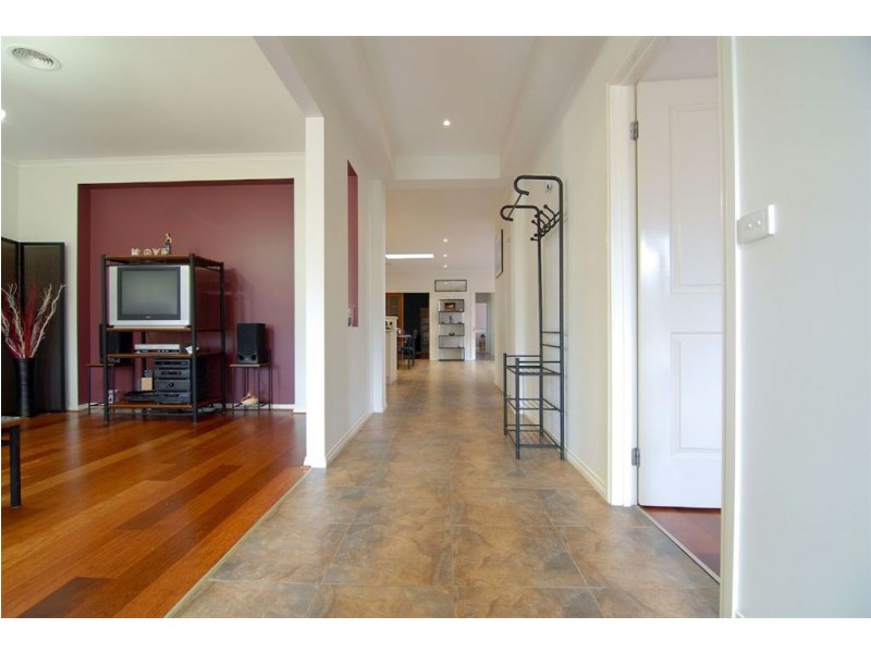 48 McGowan Drive, Skye VIC 3977