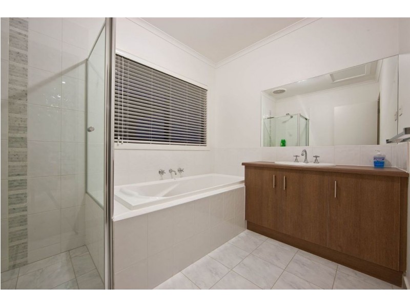 32 Lakeside Drive, Sandhurst VIC 3977