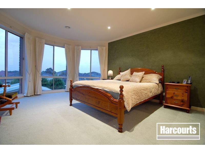 10 Friuli Place, Skye VIC 3977