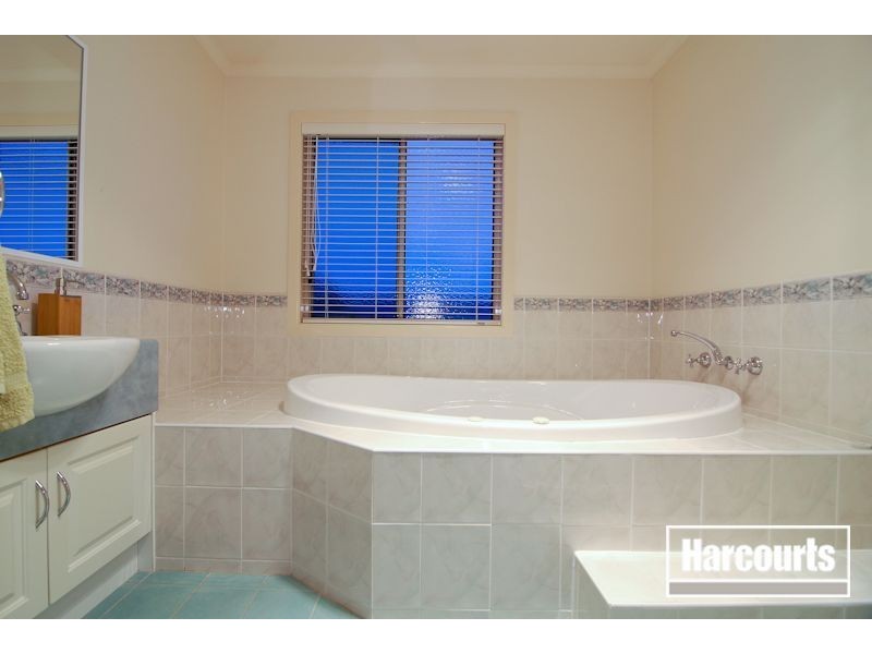 10 Friuli Place, Skye VIC 3977
