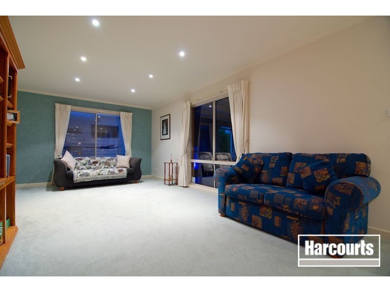 10 Friuli Place, Skye VIC 3977