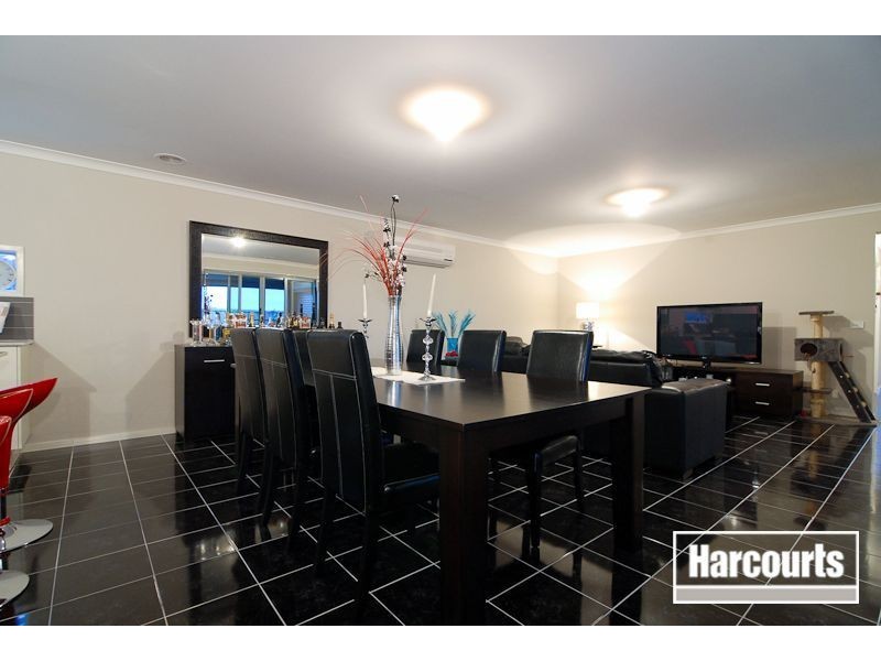 8 Garnet Close, Skye VIC 3977