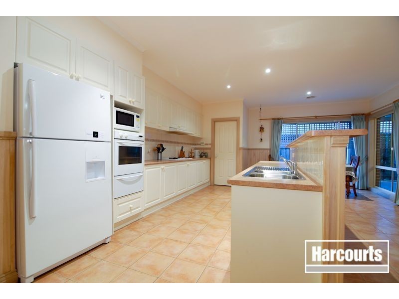 8 Windsor Grange Court, Skye VIC 3977