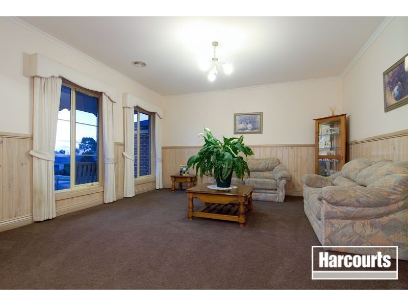 8 Windsor Grange Court, Skye VIC 3977