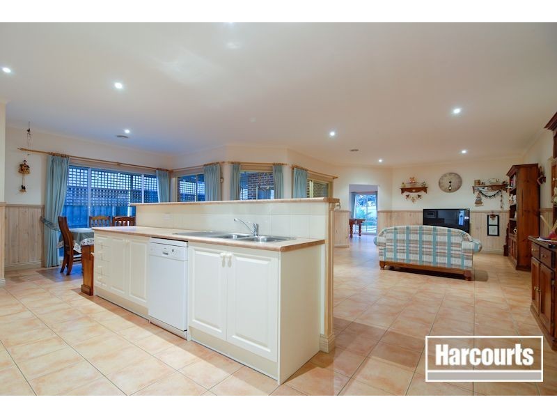8 Windsor Grange Court, Skye VIC 3977