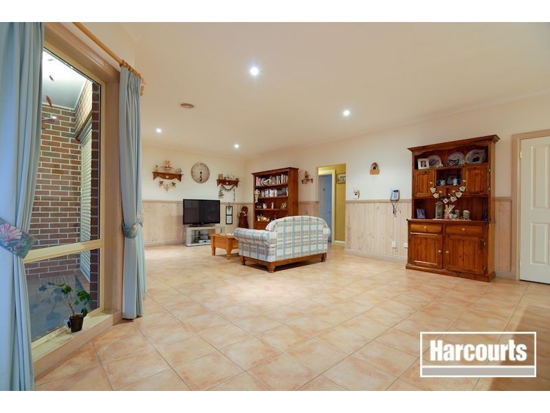 8 Windsor Grange Court, Skye VIC 3977