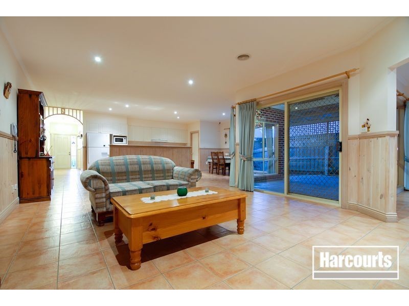 8 Windsor Grange Court, Skye VIC 3977