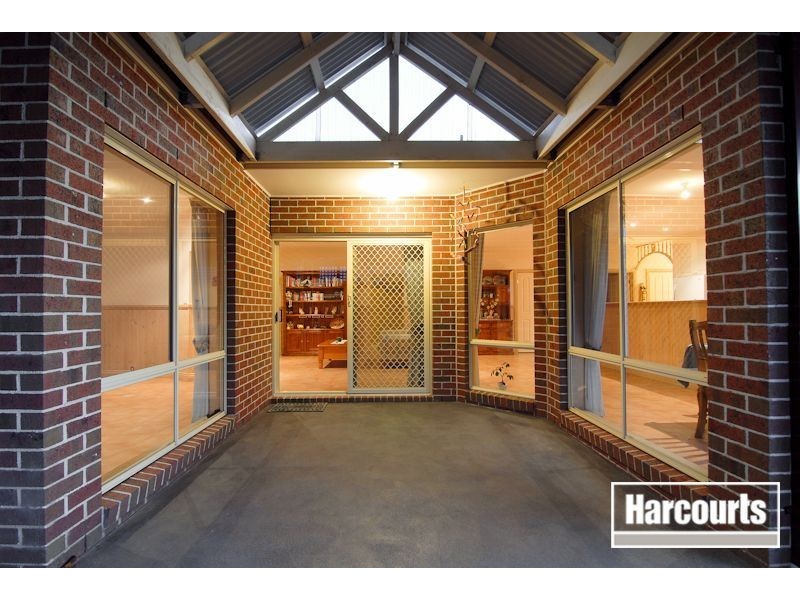 8 Windsor Grange Court, Skye VIC 3977