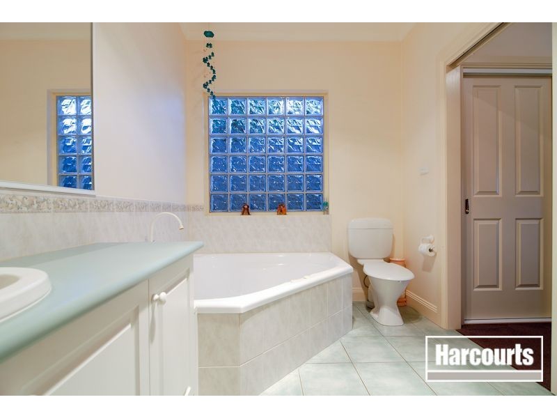 8 Windsor Grange Court, Skye VIC 3977