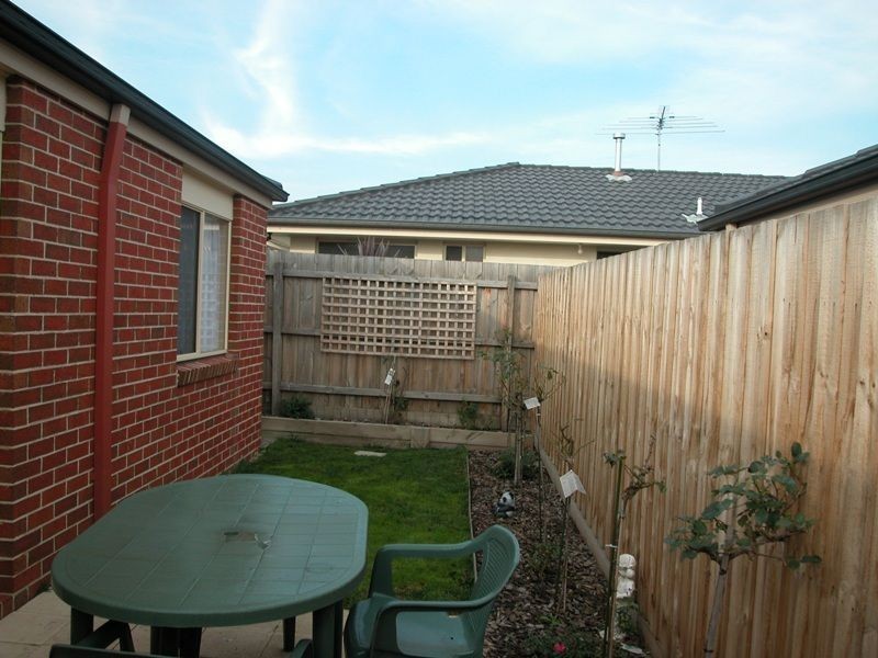 2/12 McGowan Drive, Skye VIC 3977