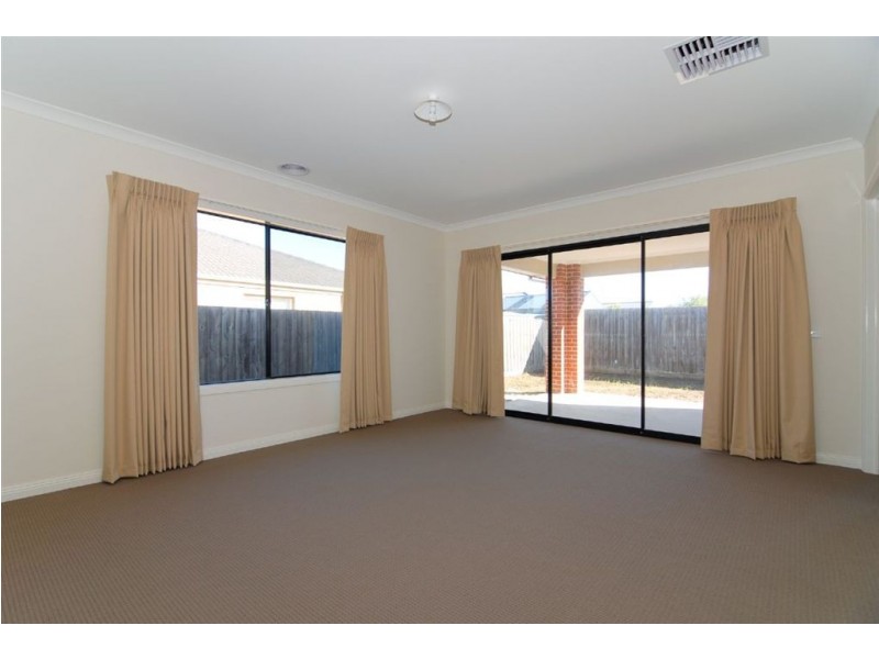 10 Halsbury Place, Skye VIC 3977