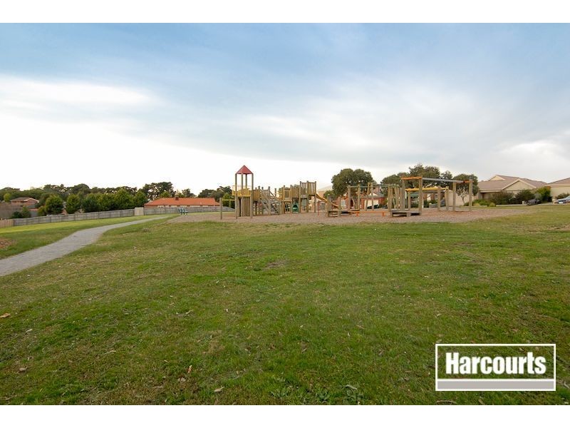 8 Alfred Deakin Grove, Skye VIC 3977