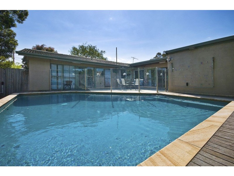 38 Henry Crescent, Seaford VIC 3198