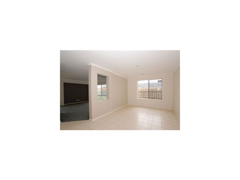 18 Friuli Place, Skye VIC 3977