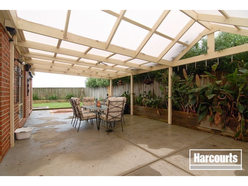 11 Ross Crescent, Skye VIC 3977