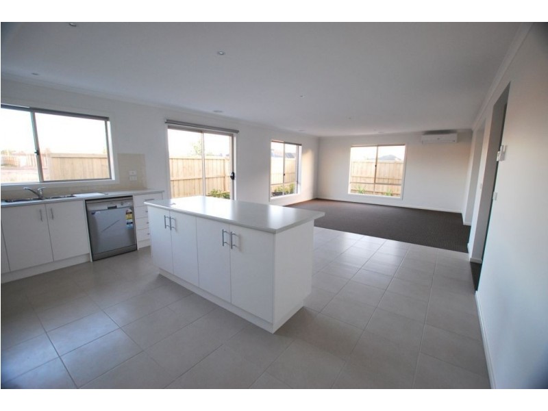 8 Elysian Place, Cranbourne West VIC 3977