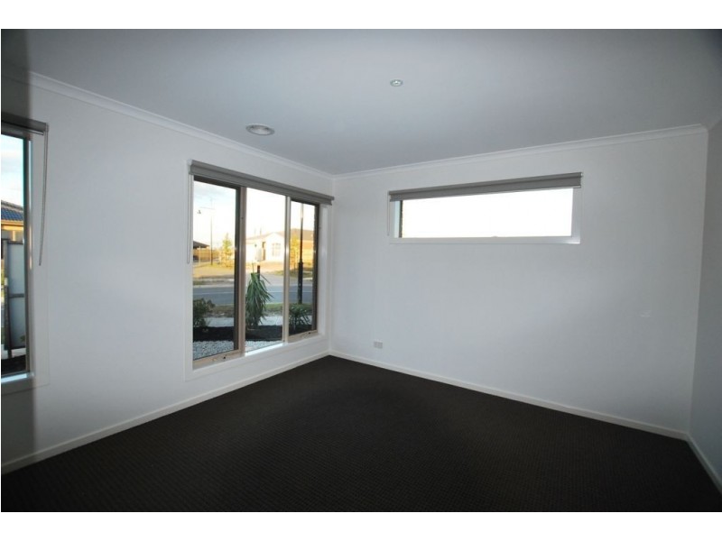 8 Elysian Place, Cranbourne West VIC 3977