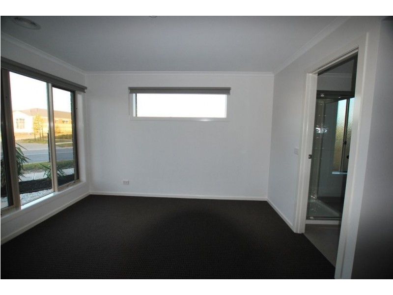 8 Elysian Place, Cranbourne West VIC 3977