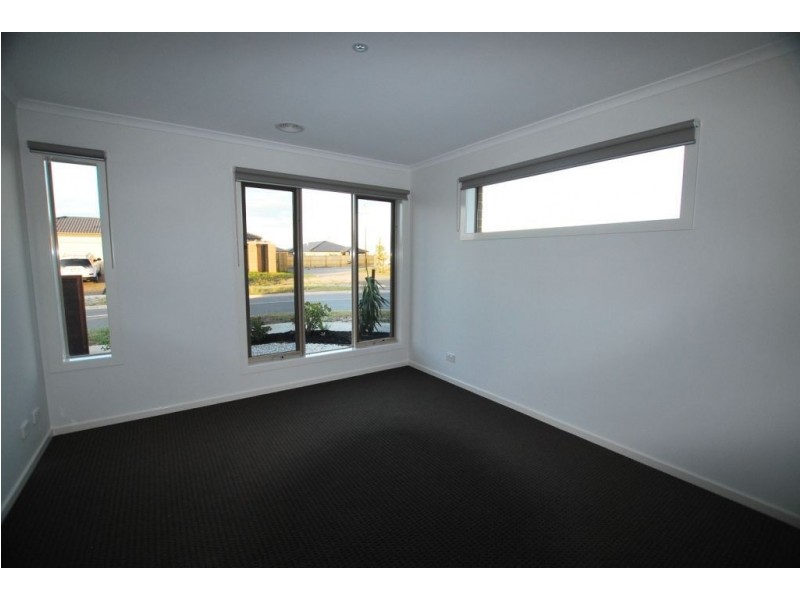 8 Elysian Place, Cranbourne West VIC 3977