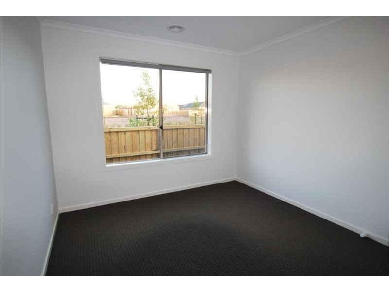 8 Elysian Place, Cranbourne West VIC 3977