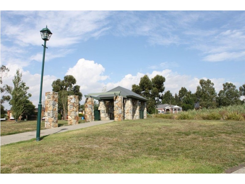 13 Fetlock Lane, Cranbourne East VIC 3977