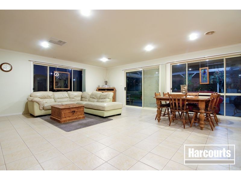 8 Melanie Blair Place, Skye VIC 3977