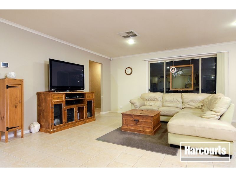 8 Melanie Blair Place, Skye VIC 3977