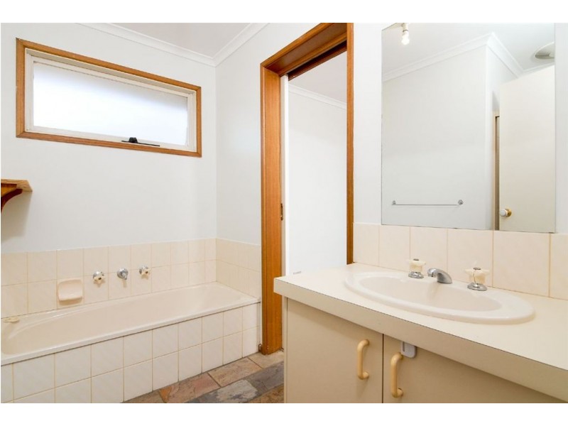 18 Kent Court, Cranbourne North VIC 3977