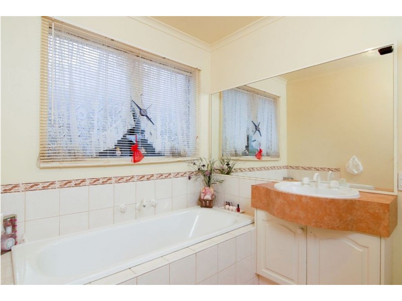 4 Hooper Drive, Skye VIC 3977