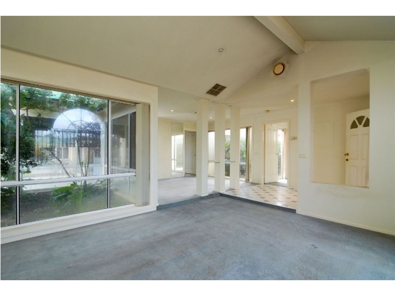 8 Cobblestone Ave, Narre Warren South VIC 3805