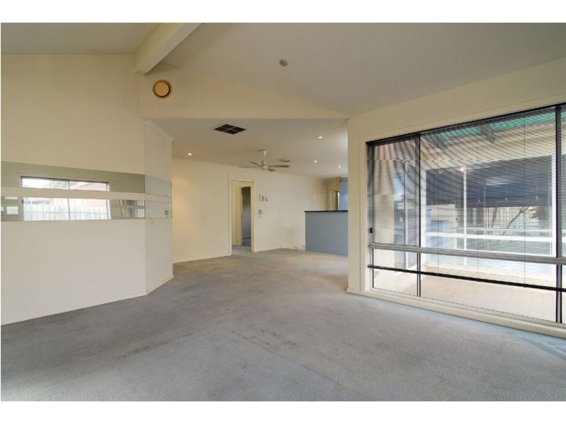 8 Cobblestone Ave, Narre Warren South VIC 3805