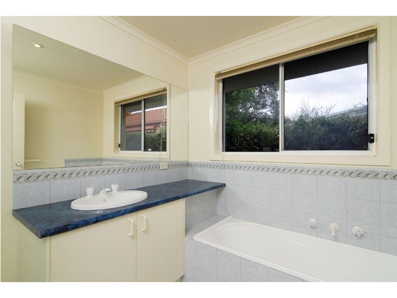 8 Cobblestone Ave, Narre Warren South VIC 3805