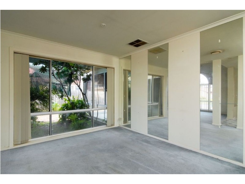 8 Cobblestone Ave, Narre Warren South VIC 3805