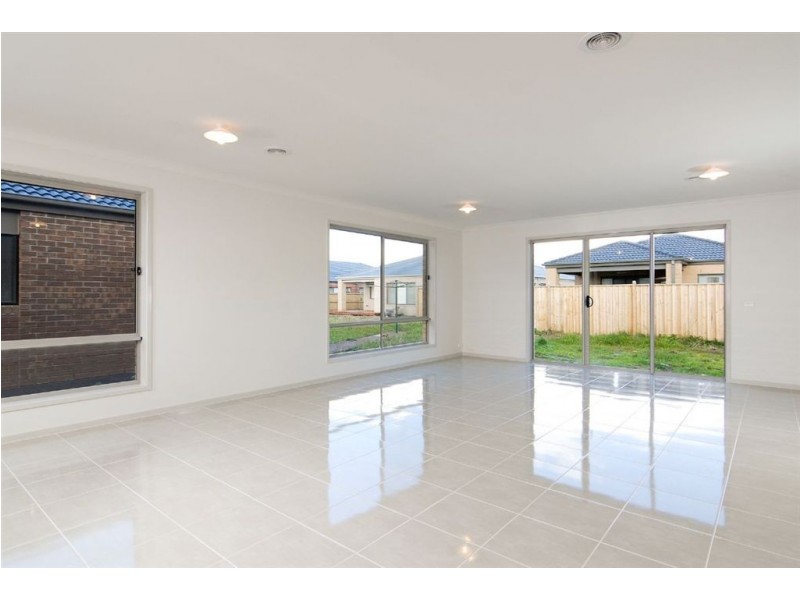 21 Chantenay Parade, Cranbourne North VIC 3977