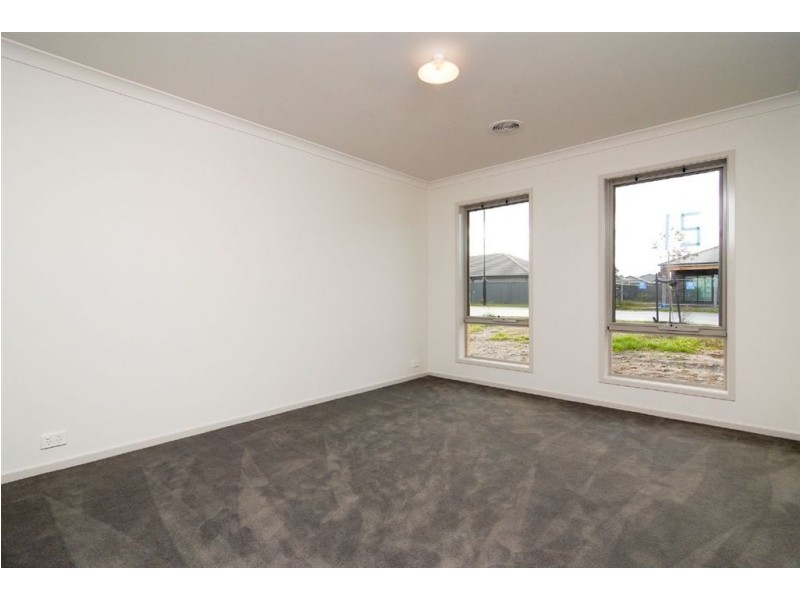 21 Chantenay Parade, Cranbourne North VIC 3977