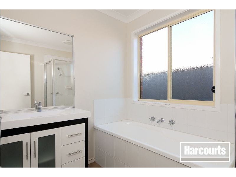 7 Maddock Drive, Cranbourne East VIC 3977