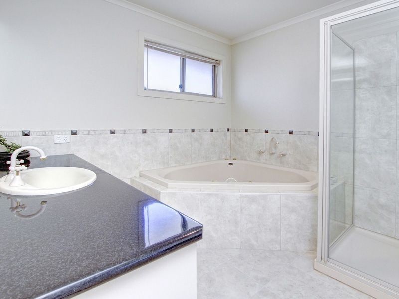 13 Tulloch Drive, Sandhurst VIC 3977