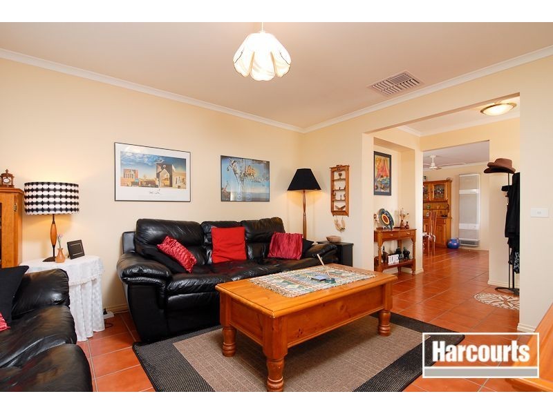 15 Ross Crescent, Skye VIC 3977