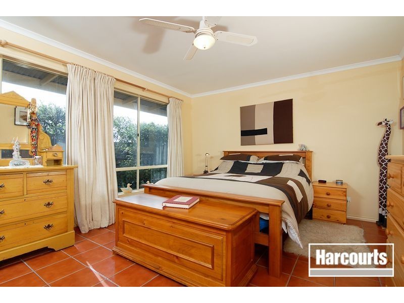 15 Ross Crescent, Skye VIC 3977