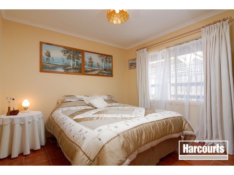 15 Ross Crescent, Skye VIC 3977